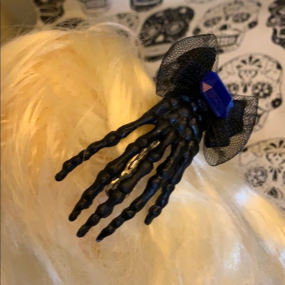 Black skeleton hand hair clip with blue jewel 💎 - Picture 13 of 16